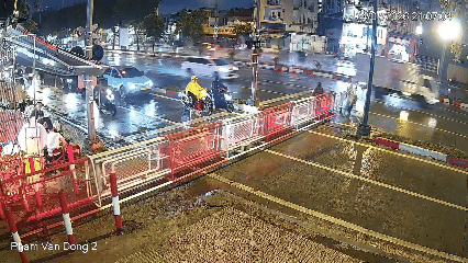 CLIP: Vượt đèn đỏ, ô tô lao qua đường ngang tông rào chắn tàu ở TPHCM