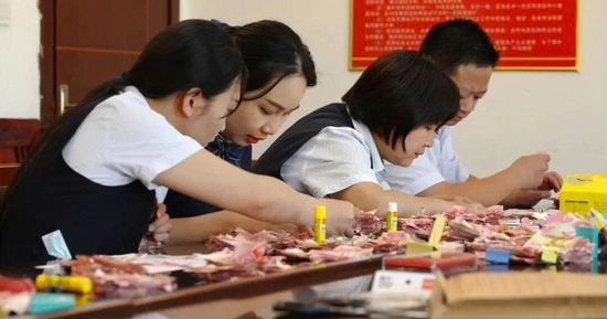 Cụ ông 80 tuổi xé nát hơn 1 tỷ đồng tiền tiết kiệm: Hơn 10 nhân viên ngân hàng phải làm việc suốt 20 ngày để cứu vãn
