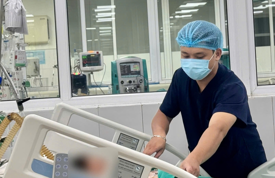 Nghi bị ấu trùng mò đốt, bé gái bị sốc nhiễm khuẩn, suy đa tạng