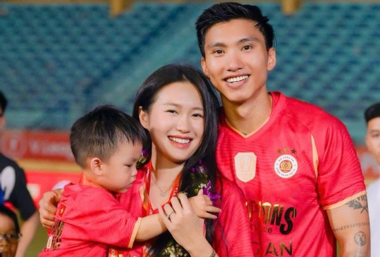 2 mỹ nhân showbiz Việt hạnh phúc bên chồng cầu thủ, tận hưởng hôn nhân ngọt ngào