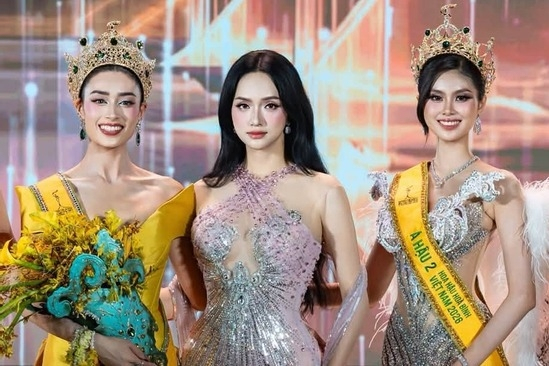 Hương Giang nói gì về biểu cảm gây tranh cãi  trong khoảnh khắc đăng quang của Emoura Phạm?