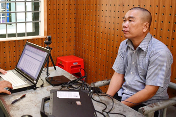 Khám xét nơi ở người đàn ông, thu giữ nhiều trang phục công an, quân đội