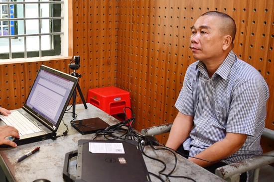 Khám xét nơi ở người đàn ông, thu giữ nhiều trang phục công an, quân đội