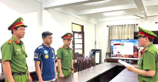 Khởi tố chủ cửa hàng buôn bán hơn 1.800 sản phẩm 'hàng hiệu rởm'