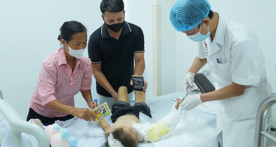 Nối cánh tay đứt rời cho bé gái 4 tuổi mặc áo chống nắng bị cuốn vào bánh xe máy
