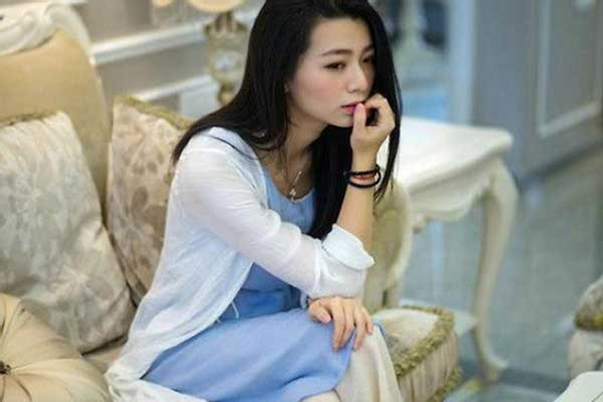 Chồng bất ngờ vứt vào mặt tôi cục tiền rồi yêu cầu một việc khiến tôi 'đứng hình'