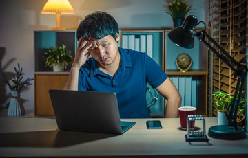 Công ty ép làm thêm giờ sẽ bị phạt, nhưng nhân viên nào dám tố?
