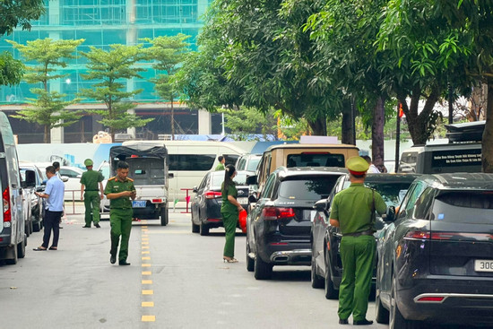Cảnh sát xuất hiện ở nhà 'Huấn Hoa Hồng'