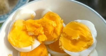 Phó giáo sư giải thích trứng luộc lòng đào hay chín kỹ tốt hơn