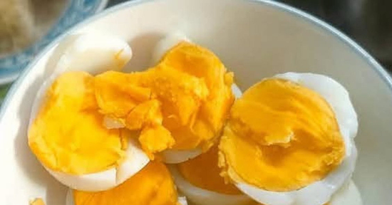 Phó giáo sư giải thích trứng luộc lòng đào hay chín kỹ tốt hơn