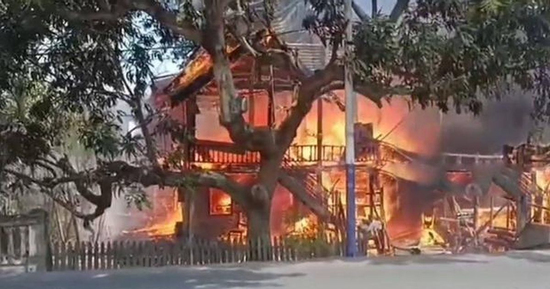 Vụ căn nhà bốc cháy dữ dội, 3 người trong gia đình tử vong: Công an lấy lời khai, khám nghiệm hiện trường