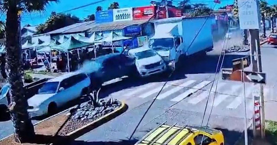 Xe tải mất lái đâm trúng 8 xe khác, 13 người bị thương: Camera ghi lại toàn bộ khoảnh khắc ám ảnh