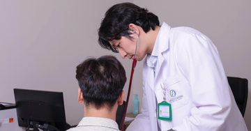 ‘Méo miệng, yếu tay’, người đàn ông ở Hà Nội vẫn đi làm vì nghĩ đột quỵ phải hôn mê