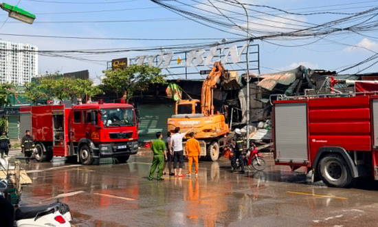 Hà Nội: Cháy cơ sở phế liệu trên đường 25m, huy động máy xúc phá dỡ tôn quây