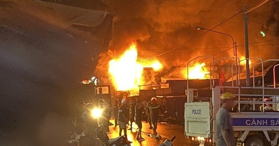 Cháy chợ lúc nửa đêm, 16 ki-ốt bị thiêu rụi hoàn toàn