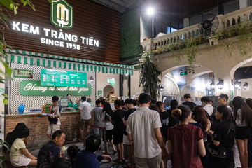 Khách ùn ùn kéo đến trước khi cửa hàng kem Tràng Tiền gần 70 năm tuổi đóng cửa