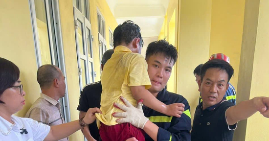 Ninh Bình: Bé trai lớp 2 mắc kẹt trong khe tường ở trường tiểu học