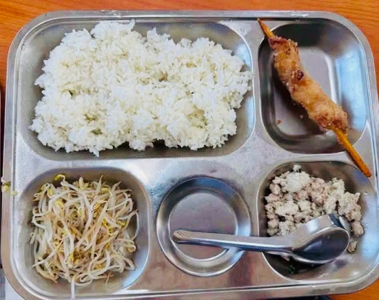 Suất ăn bán trú lèo tèo, gần 13h mới được ăn trưa: Trách nhiệm thuộc về ai?