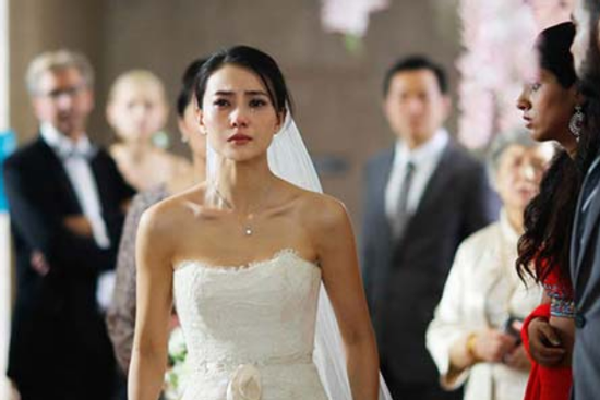 Thấy nhà thông gia đi xe máy, mẹ chồng tỏ vẻ xem thường nhưng bố cô dâu nói: 'Xe chở 2 tỷ tặng vợ chồng nó đấy''