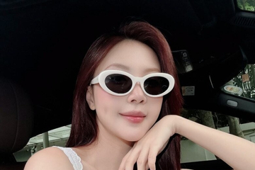 Hot girl tiếp viên hàng không 2 năm 2 con dáng vẫn nõn nà, cảnh chăm con ở nước ngoài khiến mẹ bỉm thấy thương