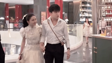 B Trần lại bị soi chuyện tình cảm chỉ vì một cái nắm tay giữa hội bạn thân