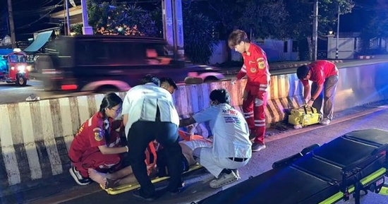 Cãi nhau trong ô tô, vợ cầm chìa khóa bỏ đi, chồng vội đuổi theo rồi gặp tai nạn nguy kịch
