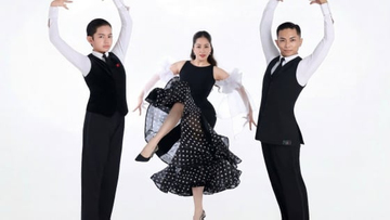 Khánh Thi khoe con trai 11 tuổi cao hơn mẹ, gương mặt cực điện ảnh