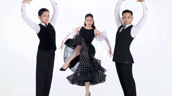 Khánh Thi khoe con trai 11 tuổi cao hơn mẹ, gương mặt cực điện ảnh