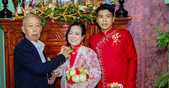 Cô dâu 40 tuổi bên chú rể kém 10 tuổi trong đám cưới ‘gây sốt’ ở Vĩnh Long