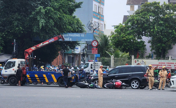 Ô tô Mercedes tông liên hoàn 3 xe máy dừng đèn đỏ, kéo lê 10m ở TP.HCM
