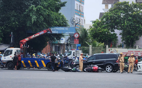 Ô tô Mercedes tông liên hoàn 3 xe máy dừng đèn đỏ, kéo lê 10m ở TP.HCM