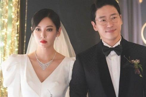 Vui mừng vì cưới được vợ ngoan, ngày cưới, chú rể tái mặt với đoàn khách không mời mà đến