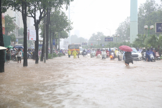 Hà Nội lý giải vì sao đường Tố Hữu ngập sâu dù gần hồ thoát nước Đồng Bông 2