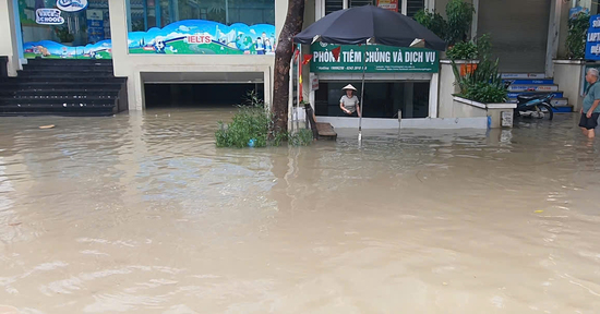 ‘Nhà giàu cũng khóc’: Biệt thự triệu đô ở Hà Nội ngập giữa ‘biển nước’