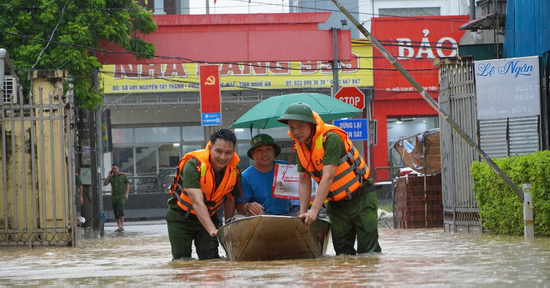 Trung tâm y tế ngập sâu gần 1m, công an dùng thuyền đưa bệnh nhân vào thăm khám