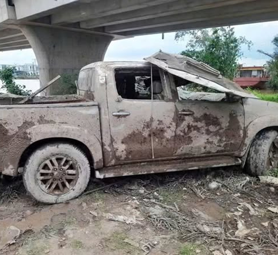 Phát hiện xe bán tải cùng bộ xương người dưới kênh ở Vĩnh Long