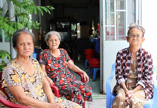 3 chị em lớn tuổi sống chung nhà, chăm nhau lúc đau bệnh, bớt cô đơn