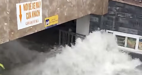 Clip ô tô đi qua tạo sóng làm sập thanh chắn, nước ồ ạt tràn vào hầm chung cư