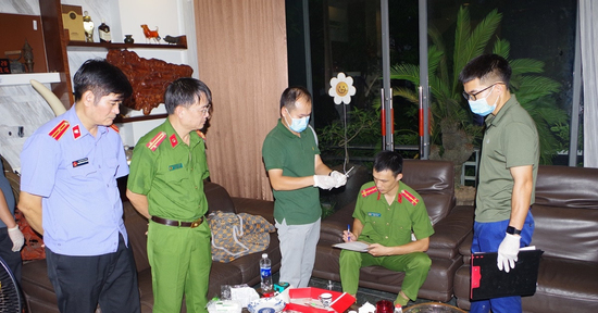 Hình ảnh công an khám xét khẩn cấp nơi ở giang hồ cộm cán 'Đức Cộng' ở Ninh Bình