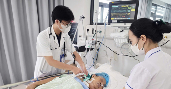 Người phụ nguy kịch, thở máy sau khi dẫm phải gai hoa giấy