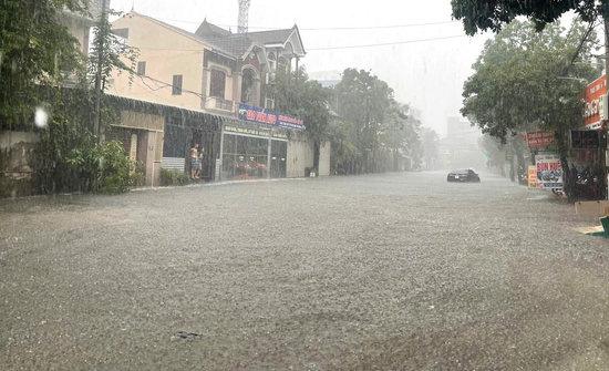 Vì sao Vinh xuất hiện mưa lớn kỷ lục trong hơn 40 năm?