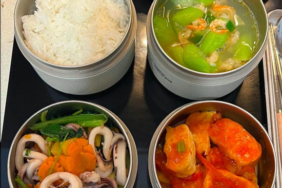 Chồng mang cơm trưa ăn cùng đồng nghiệp nữ