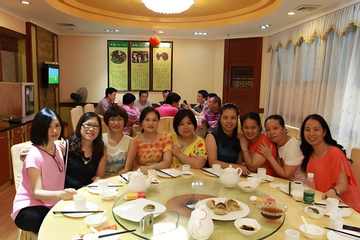 Đã thống nhất chia đều tiền họp lớp, những người giàu nhất vẫn giành trả hóa đơn và câu nói khiến tất cả im lặng