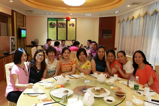 Đã thống nhất chia đều tiền họp lớp, những người giàu nhất vẫn giành trả hóa đơn và câu nói khiến tất cả im lặng