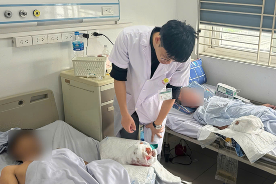 Nam xe ôm bị thang máy nghiền nát bàn tay