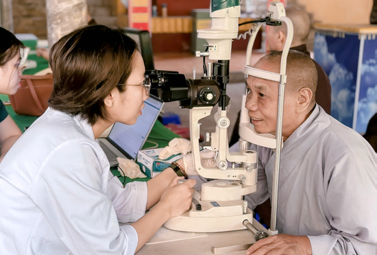 Hơn 200 chư Tăng Ni và Phật tử chùa Quán Thế Âm được chăm sóc mắt miễn phí