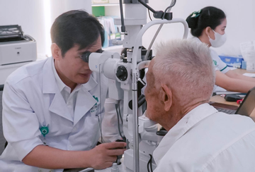 Cảnh báo nguy cơ suy giảm thị lực ở người cao tuổi nếu không điều trị kịp
