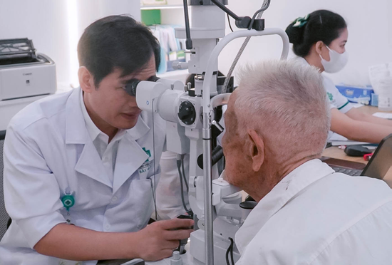 Cảnh báo nguy cơ suy giảm thị lực ở người cao tuổi nếu không điều trị kịp