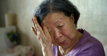 Con út nhờ anh cả trông mẹ vài hôm, anh hỏi “nhà sang tên cho ai?” rồi tuyên bố: Không được chia thì không có nghĩa vụ