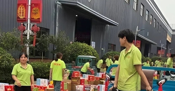 Công ty tặng nhân viên 26 loại quà Trung thu, chất đầy xe ba bánh